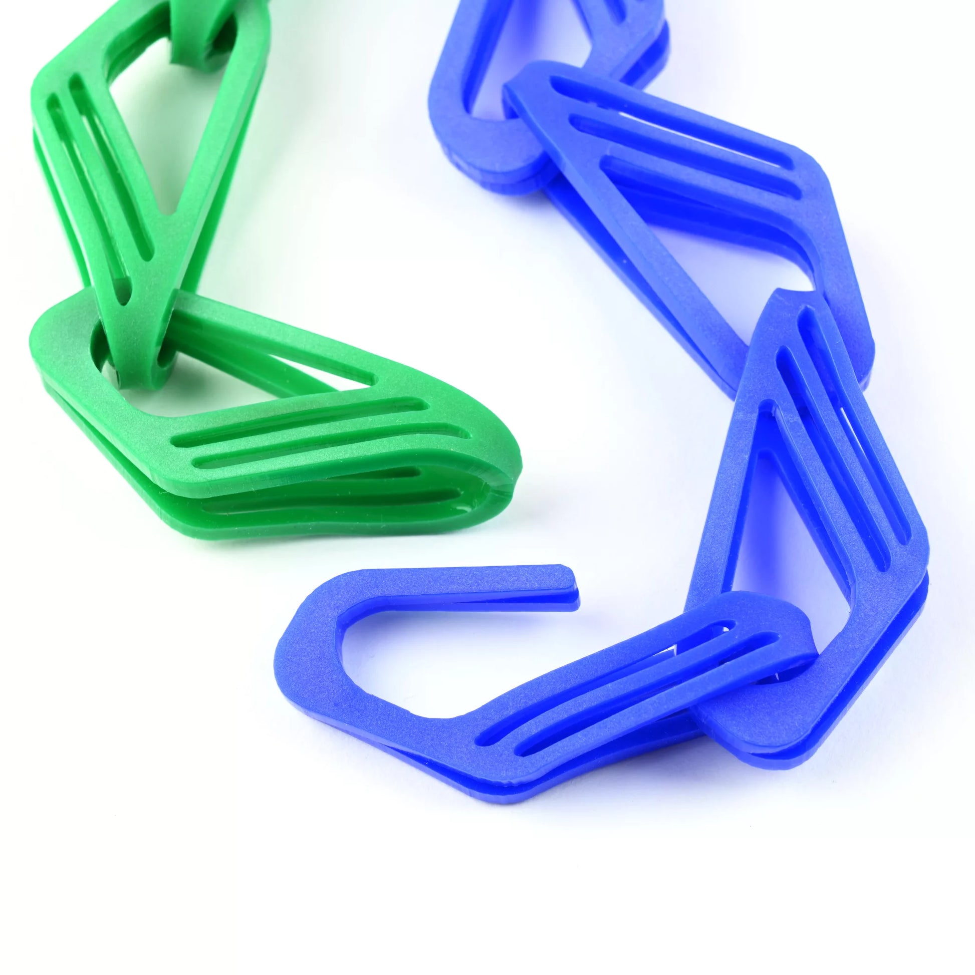 Acrylic Halite chain in green and blue by Roxwoods on a white background