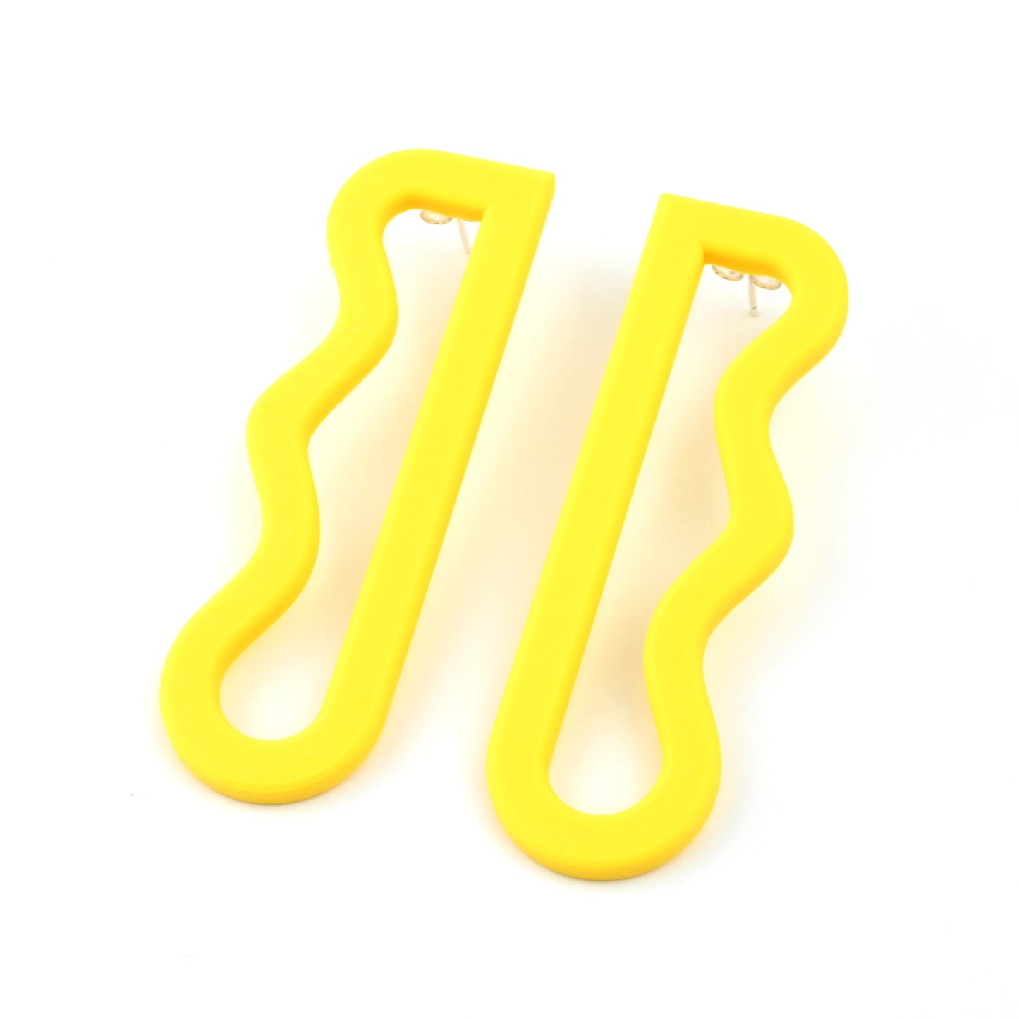 3D printed yellow wavy drop earrings by Roxwoods on a white background